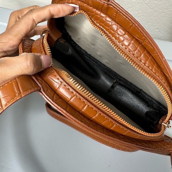 Brown Heart Purse - Picture 4 of 5